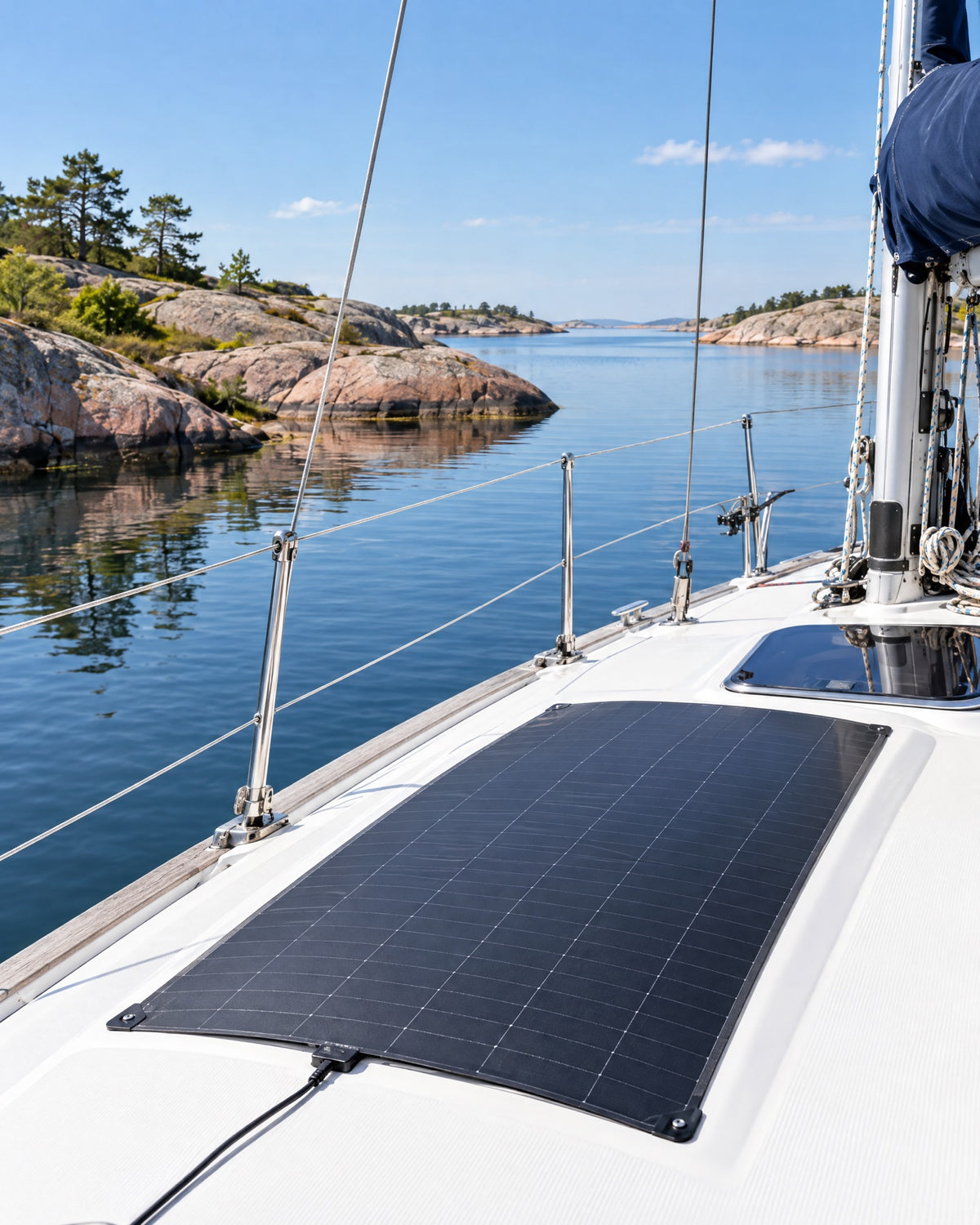 Flexibel solpanel på däcket av en segelbåt i skärgården
